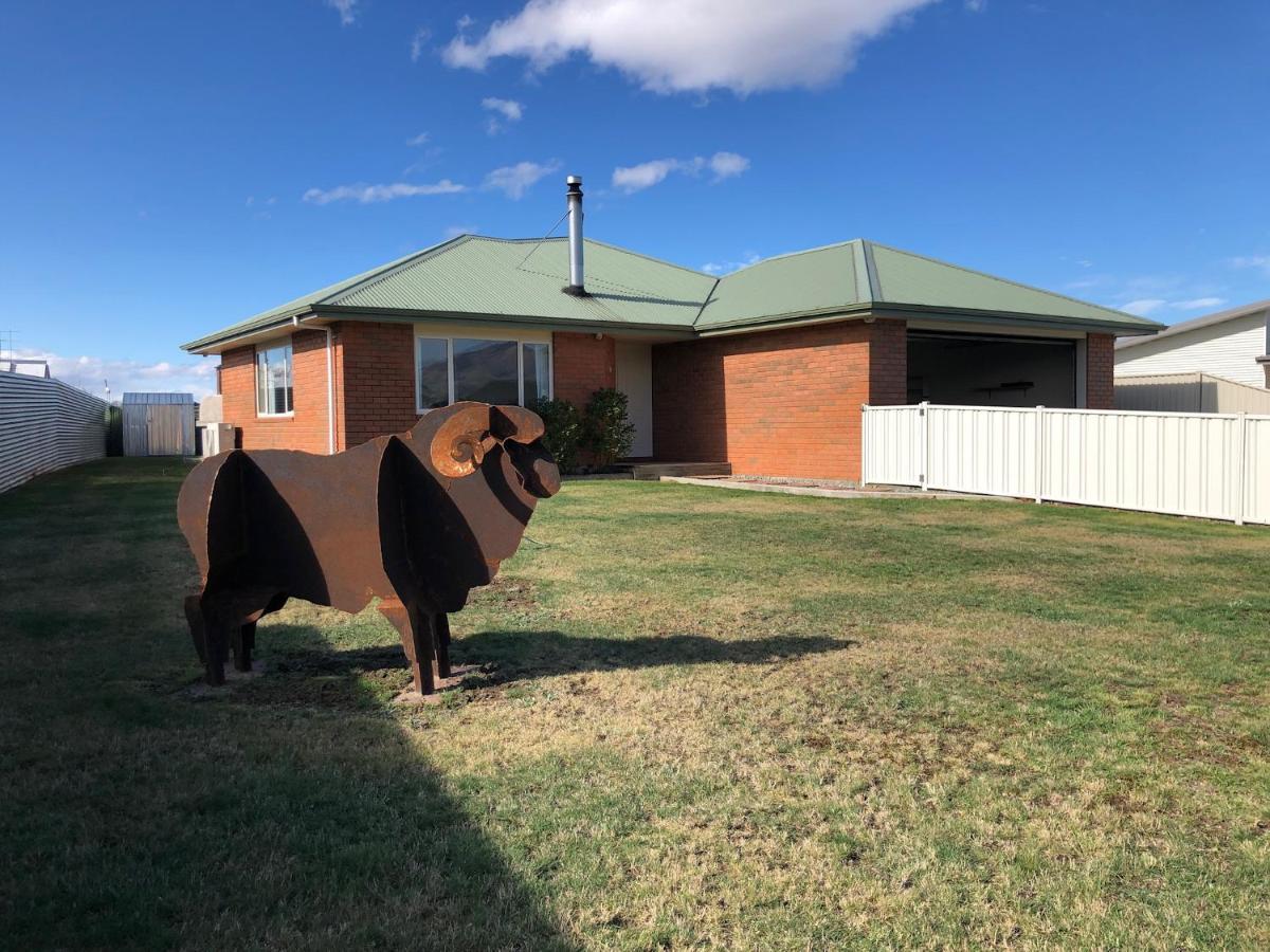 Views And Location Villa Twizel Exterior photo